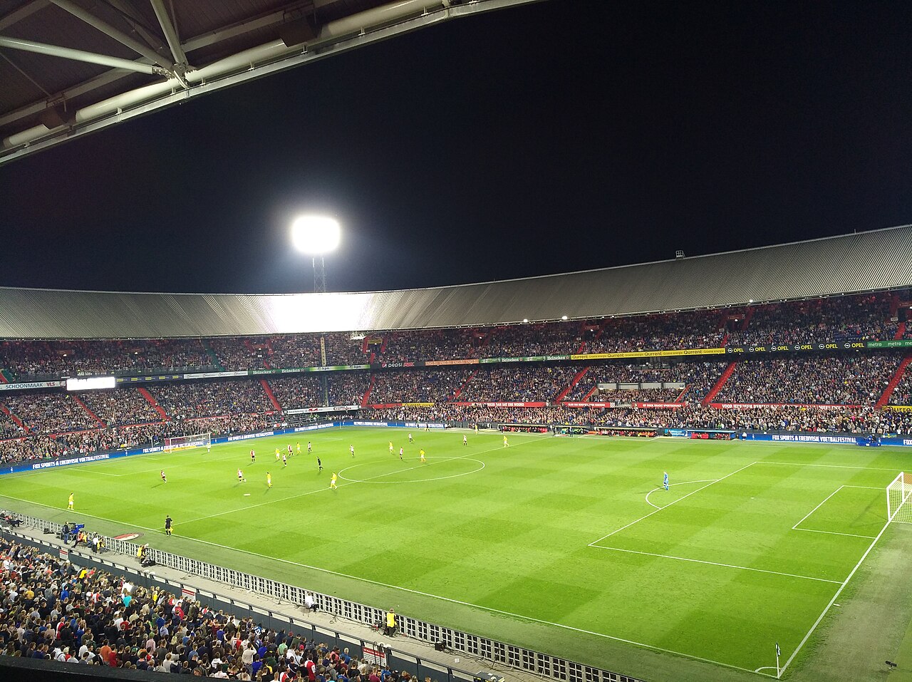 Een wedstrijd tussen Feyenoord en AZ in een volle Kuip in april 2019