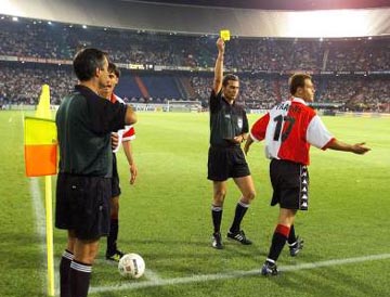 Kees van Wonderen haalt verhaal bij de grensrechter, terwijl Patrick Paauwe zich afvraagt waar scheidsrechter Torres eigenlijk mee bezig is.