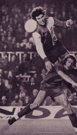Van Hanegem verbeten in duel met Neeskens.