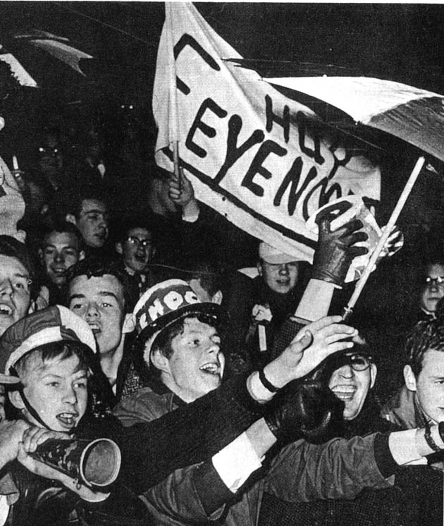 Feyenoord moet in de tweede ronde van het Europacup toernooi op 12 december 1962 een beslissingswedstrijd spelen tegen Vasas Boedapest. De eerste twee wedstrijden waren in 1-1 en 2-2 geeindigd en op neutraal terrein werd in Antwerpen de beslissingswedstri