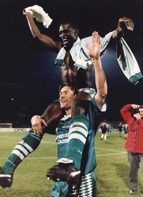 Mike Obiku, matchwinnaar en maker van het 2e doelpunt, op de schouders van de Ruud Heus, die het eerste doelpunt voor zijn rekening nam.
