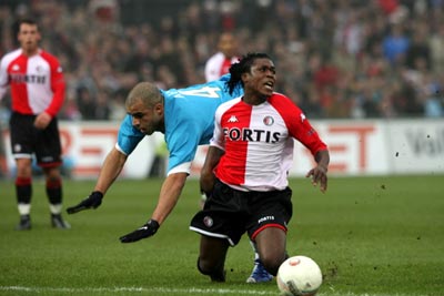 Man van de wedstrijd Royston Drenthe word hier gevloerd door Alex