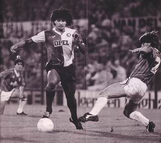 Ruud Gullit omringd door Zajec en Dontas.
