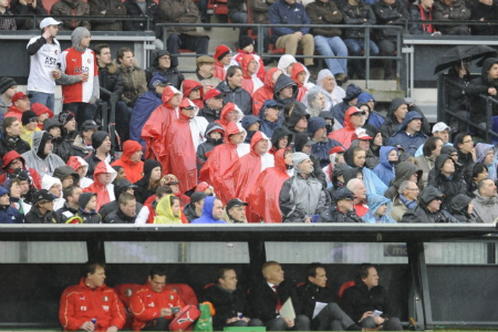 Regenjassen en capes zichtbaar aanwezig