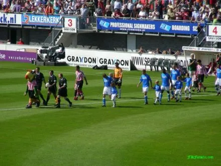 Ze komen op het veld. Stront voorop!