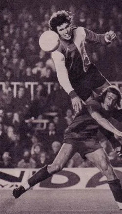 Van Hanegem verbeten in duel met Neeskens.