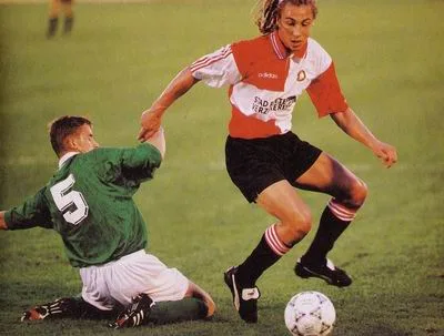 Larsson in duel met Ramunas Stonkus.