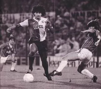 Ruud Gullit omringd door Zajec en Dontas.