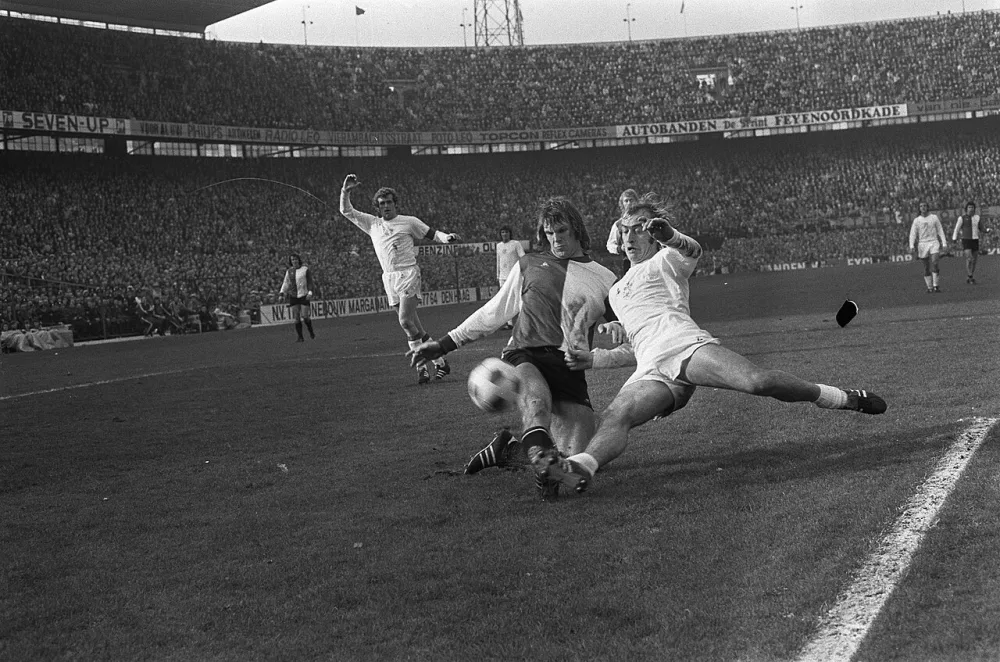 De Jong in duel met Blankenburg (rechts), links Piet Keizer. Foto: fotograaf onbekend / Anefo, Nationaal Archief (CC0).