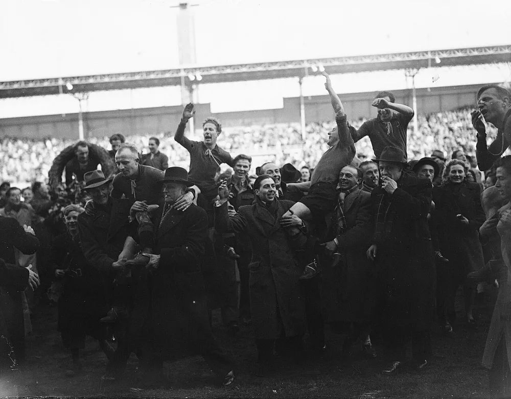 Edo tegen Feyenoord huldiging. Foto: J.D. Noske / Anefo, Nationaal Archief (CC0).