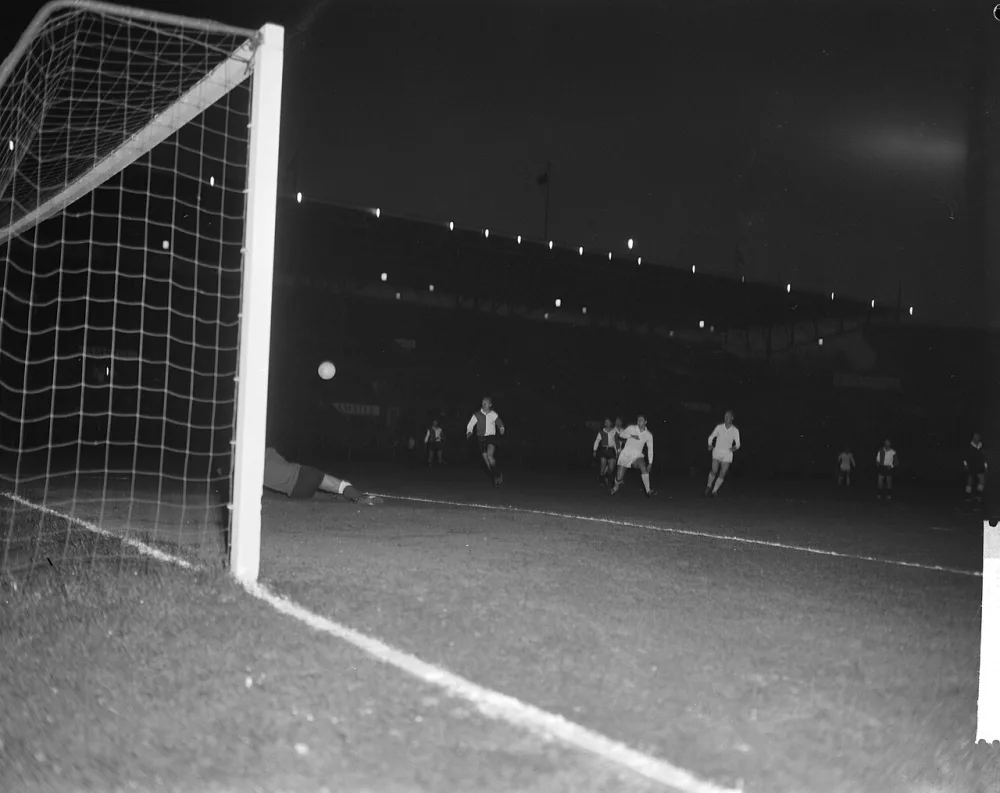 Ajax tegen Feyenoord (juichende spelers van Ajax). Foto: Joop van Bilsen / Anefo, Nationaal Archief (CC0).