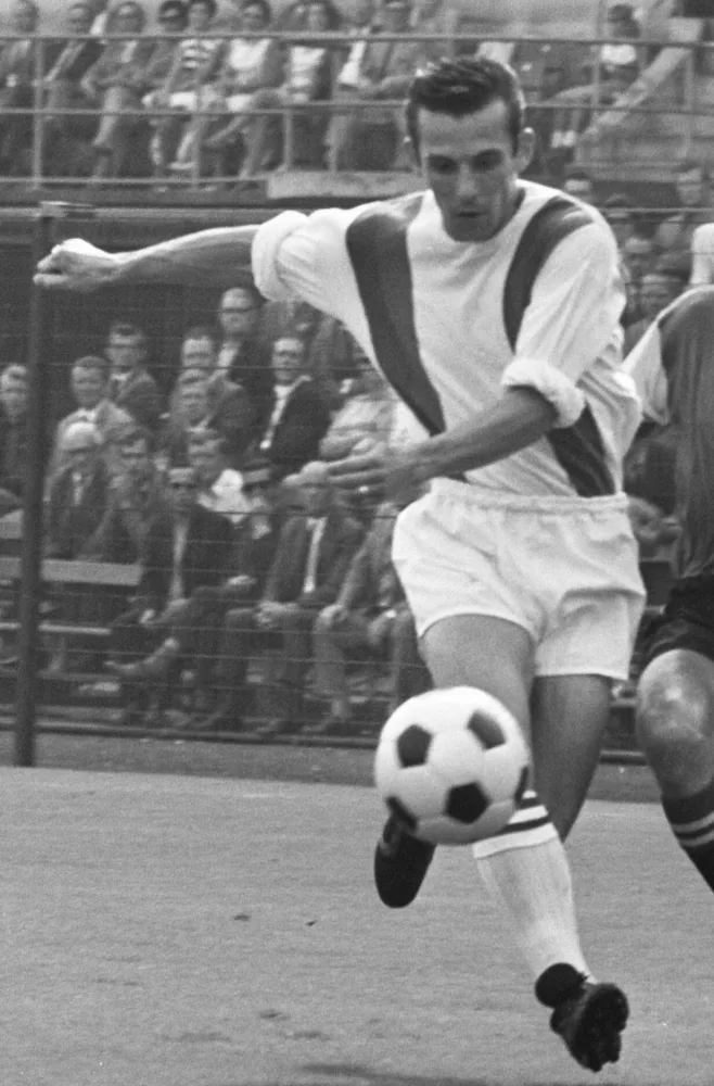 Feyenoord tegen SVV 6-0, Coen Moulijn (r) en Langhorst, aktie. Foto: Eric Koch / Anefo, Nationaal Archief (CC0).