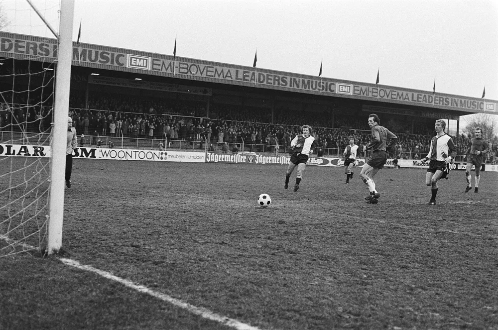 haarlem - feijenoord; lensen scoort het tweede doelpunt voor haarlem, links janssen en rechts rijsbergen zijn te laat. Foto: Rob C. Croes / Anefo, Nationaal Archief (CC0).