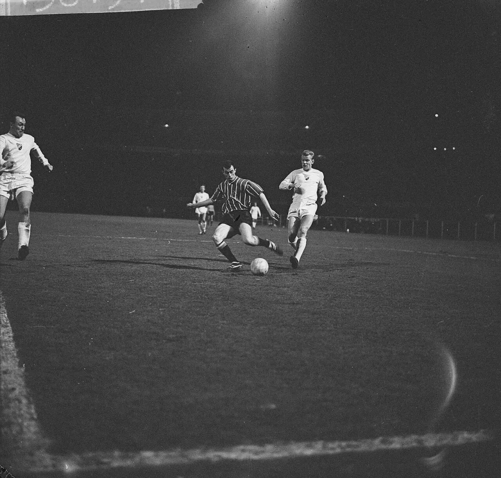 Voetbal Halve Finale Intertoto; Feyenoord - Banik Ostrava (Tjechie) 1-0. Moulijn en Kniezel. Foto: Eric Koch / Anefo, Nationaal Archief (CC0).