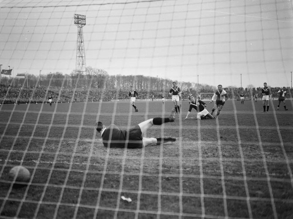 Enschede tegen Feyenoord 0-2. 2e doelpunt door Bouwmeester. Foto: Joop van Bilsen / Anefo, Nationaal Archief (CC0).