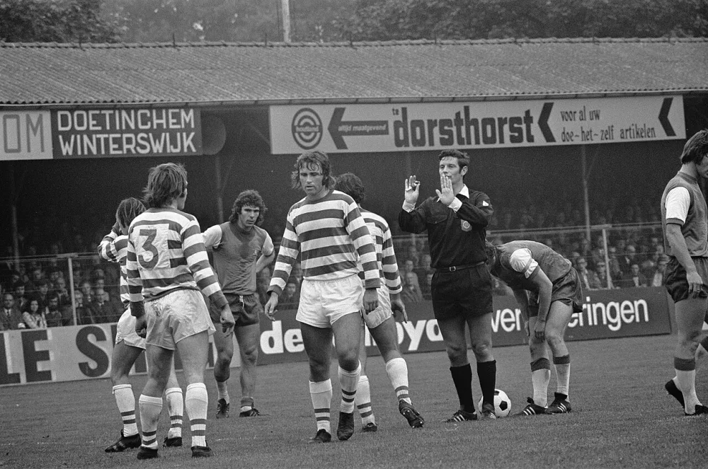 De Graafschap tegen Feyenoord 5-7, scheidsrechter Corver in aktie. Foto: Rob Mieremet / Anefo, Nationaal Archief (CC0).