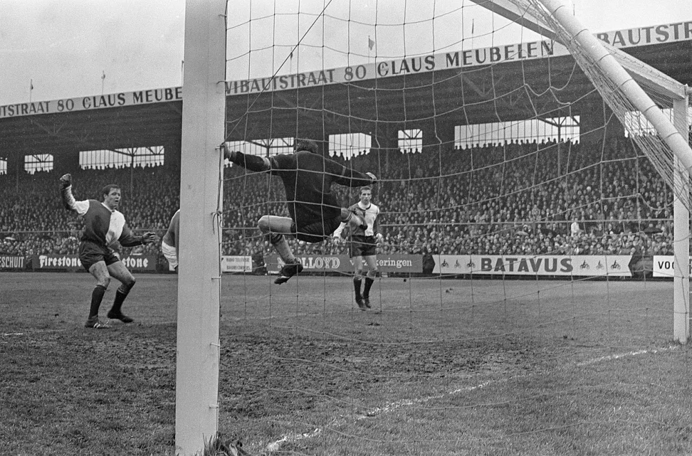 Ajax tegen Feyenoord 3-1, beker, Piet Keizer scoort, Eddy Pieters Graafland geslagen. Foto: Ron Kroon / Anefo, Nationaal Archief (CC0).