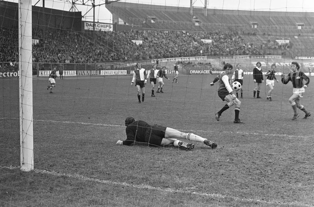 DWS tegen Feyenoord 0-2, Israel met bal, Treytel op de grond. Foto: fotograaf onbekend / Anefo, Nationaal Archief (CC0).