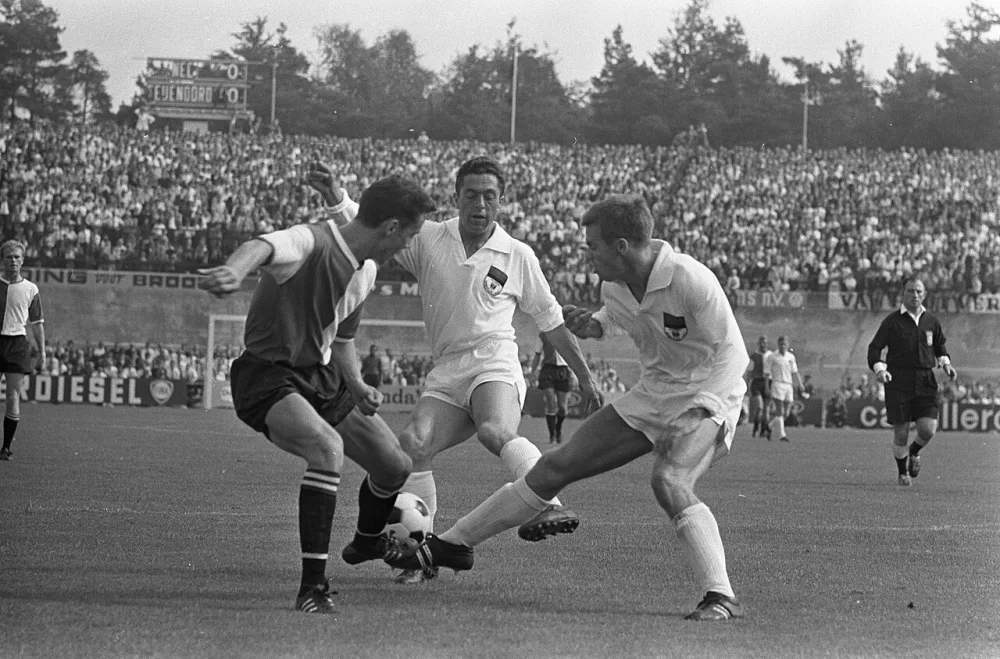 NEC tegen Feyenoord 0-5. Kindvall (links) in duel met Merkx en Bonnen (NEC). Foto: Jac. de Nijs / Anefo, Nationaal Archief (CC0).