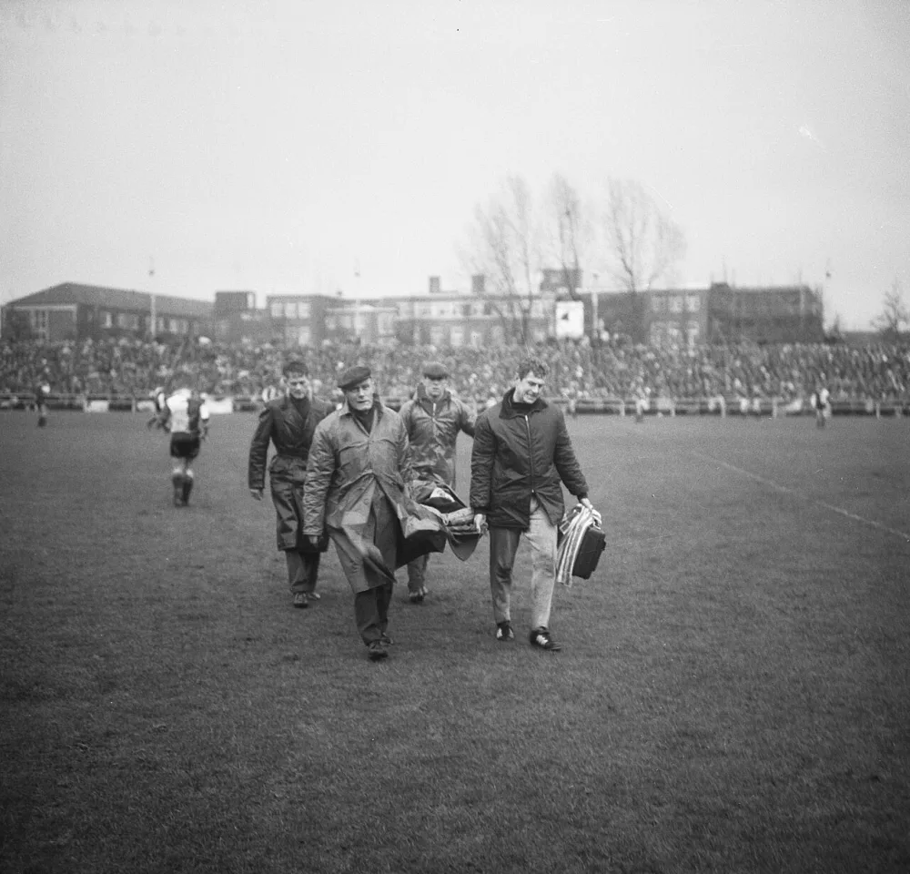 GVAV tegen Feyenoord 1-3, Bouwmeester wordt van veld gedragen. Foto: Jac. de Nijs / Anefo, Nationaal Archief (CC0).