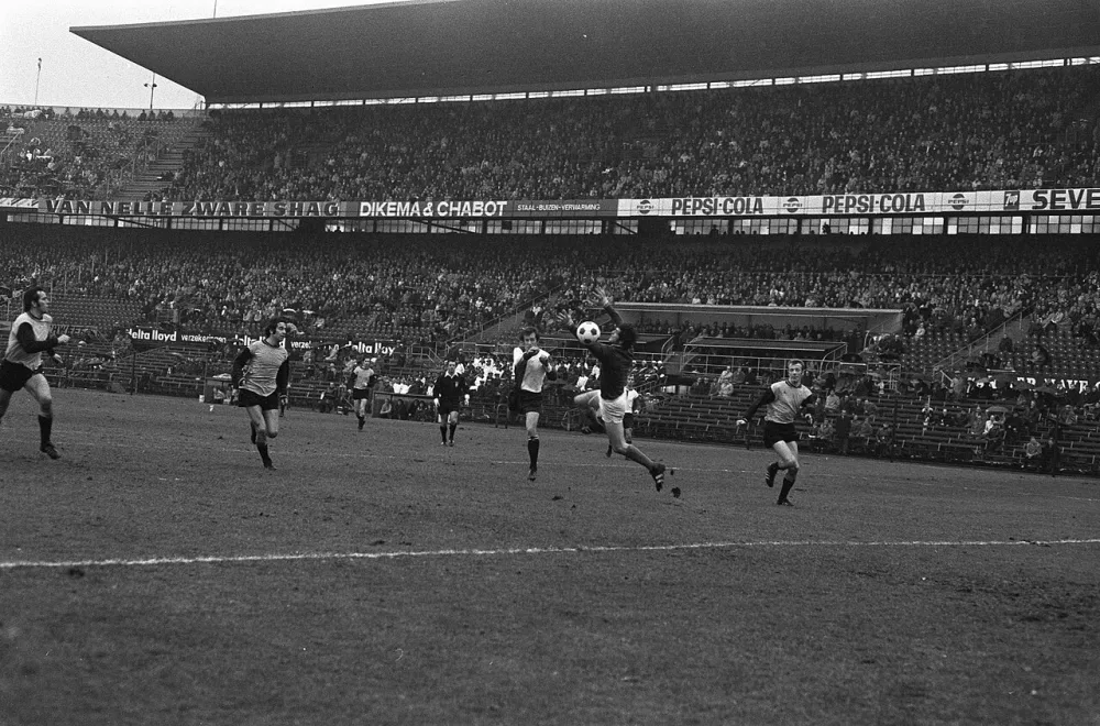 Feyenoord tegen NAC 3-1, Maiwald scoort tweede doelpunt v Feyenoord, NAC-keeper De Jong mist. Foto: Bert Verhoeff / Anefo, Nationaal Archief (CC0).