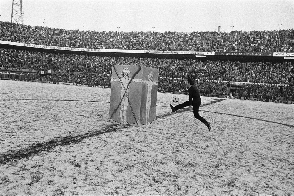 Kunst in Feyenoordstadion in pauze van wedstrijd Ajax tegen Feyenoord, Henk Heideveld gaf performance "Geniet of lijdt". Foto: Rob Bogaerts / Anefo, Nationaal Archief (CC0).