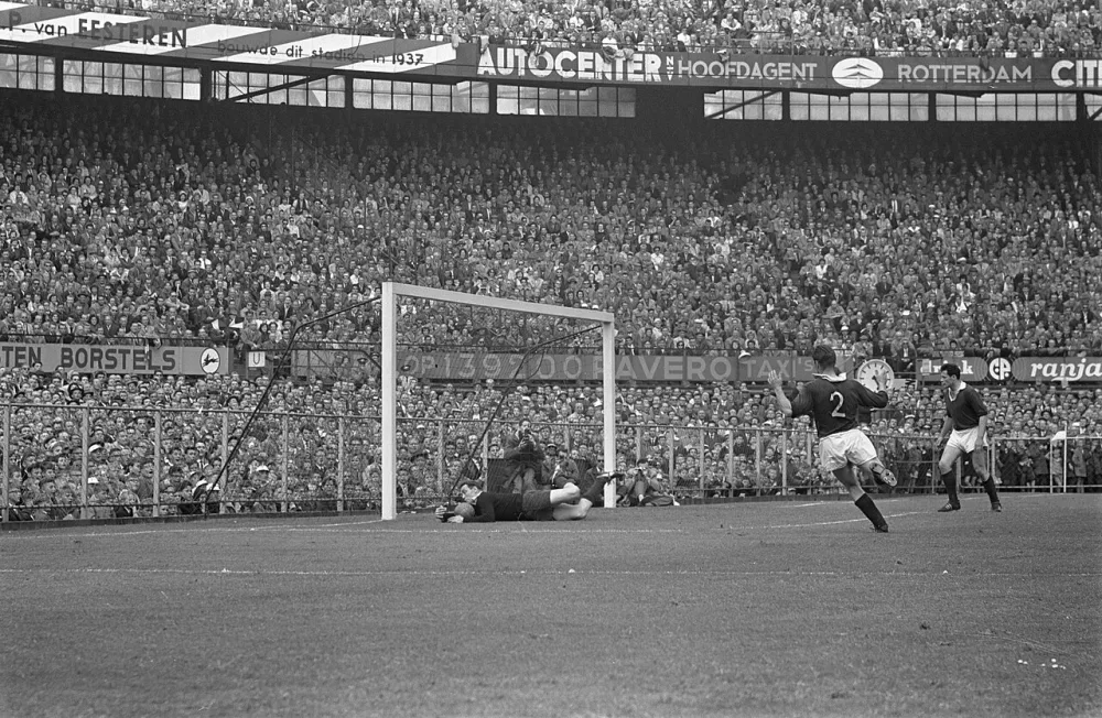 Feyenoord tegen Rapid. Feyenoord kampioen. Spelmomenten. Foto: Wim van Rossem / Anefo, Nationaal Archief (CC0).