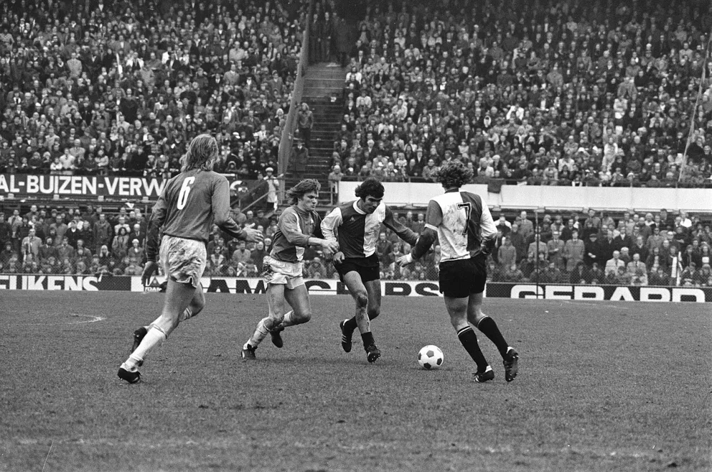 Feyenoord tegen Sparta 1-1, Van Hanegem in duel met Venneker. Foto: Bert Verhoeff / Anefo, Nationaal Archief (CC0).