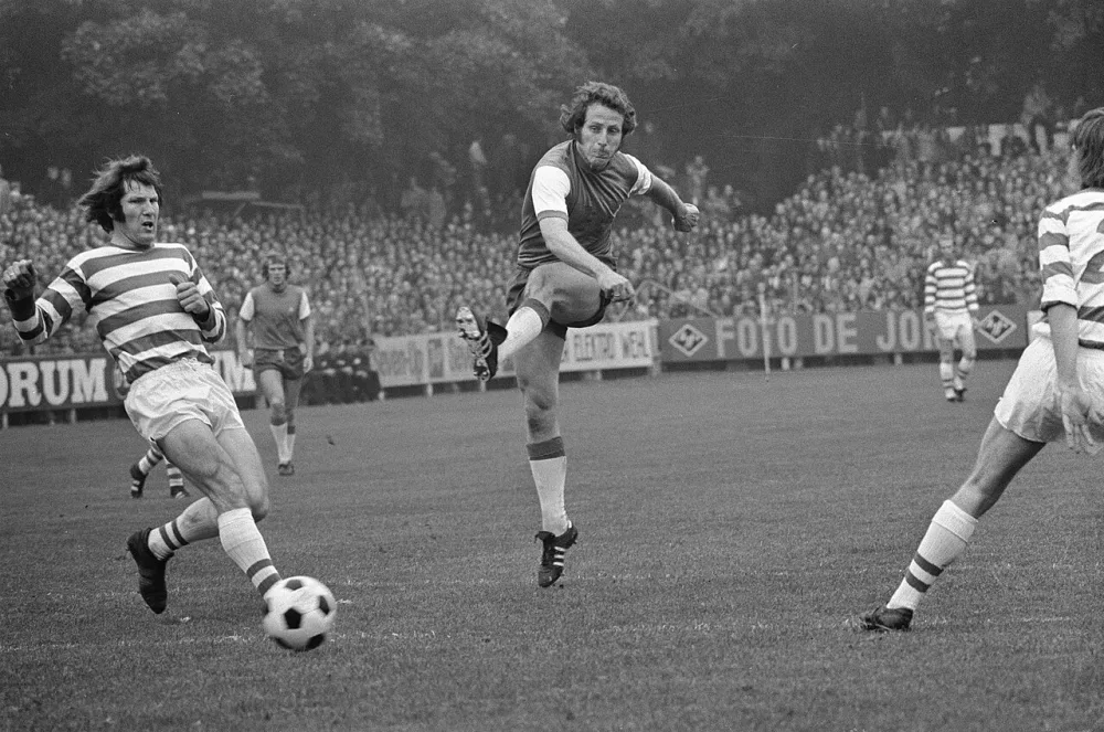 De Graafschap tegen Feyenoord 5-7, Schneider (rechts) scoort 0-3. Foto: Rob Mieremet / Anefo, Nationaal Archief (CC0).