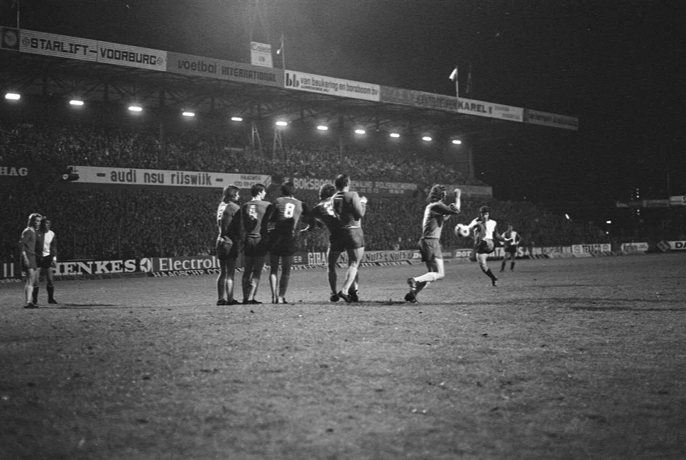 Den Haag tegen Feyenoord 3-3, W. van Hanegem scoort uit vrije schop. Foto: Hans Peters / Anefo, Nationaal Archief (CC0).