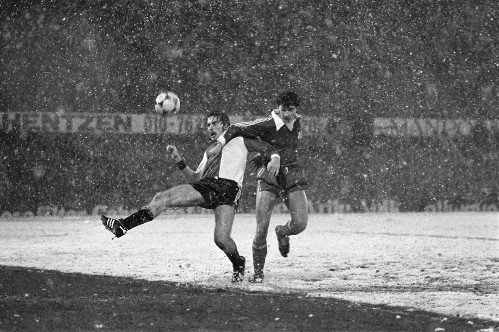 Jan van Deinsen (links) in duel met Drodevic. Foto: Marcel Antonisse / Anefo, Nationaal Archief (CC0).