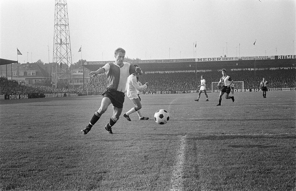 Go Ahead tegen Feyenoord 0-1. Ove Kindvall in actie. Foto: Eric Koch / Anefo, Nationaal Archief (CC0).
