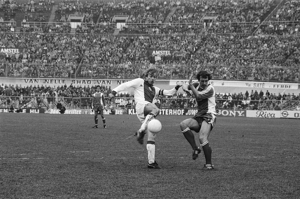 Ajax tegen Feijenoord 1-1; Dick Schoenaker (links) scoort. Rechts van Deinsen. Foto: Koen Suyk / Anefo, Nationaal Archief (CC0).
