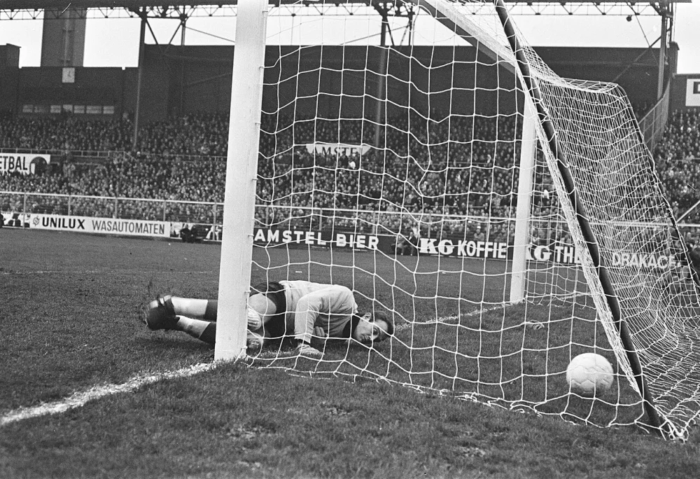 Ajax-Feijenoord 0-1. keeper Bals verslagen op de grond. Foto: Ron Kroon / Anefo, Nationaal Archief (CC0).