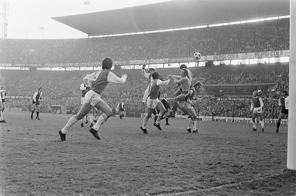 Feijenoord tegen PSV 1-0; Jansen kopt doelpunt langs Van Gerven. Foto: Hans Peters / Anefo, Nationaal Archief (CC0).