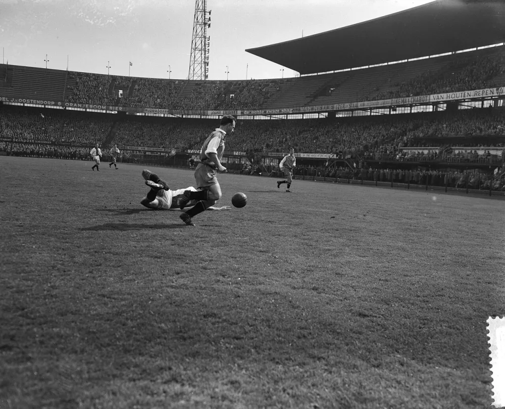 Feyenoord tegen Ajax 0-5, Kees Rijvers (Feyenoord) in actie. Foto: fotograaf onbekend / Anefo, Nationaal Archief (CC0).