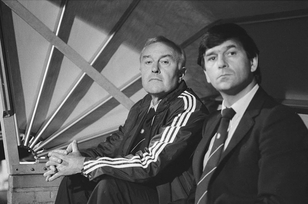 Feyenoord-trainer Jezek (links) en hulptrainer Westerhof tijdens de wedstrijd afgelopen zaterdag. Foto: Marcel Antonisse / Anefo, Nationaal Archief (CC0).
