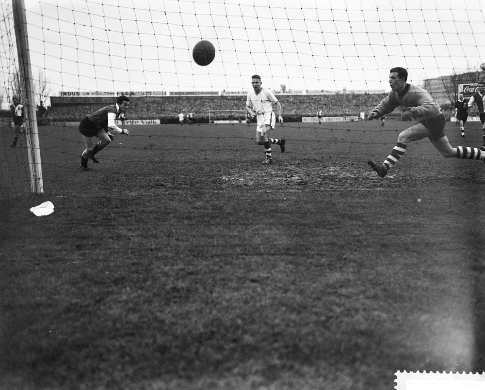 Sparta tegen Feyenoord 0-5, eerste dolepunt Van Feyenoord gemaakt door Meyers (l) doelman Van Dijk. Foto: Herbert Behrens / Anefo, Nationaal Archief (CC0).
