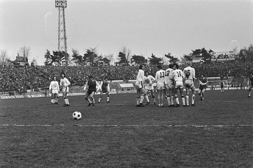 NEC tegen Feijenoord 1-1; Schneider (rechts) scoort 1-1. Foto: Rob Mieremet / Anefo, Nationaal Archief (CC0).