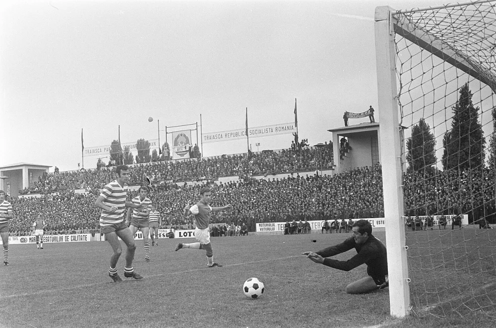 UT Arad tegen Feijenoord 0-0 in Europa Cup in Roemenie nr. 2a: doelman Gornea heeft bal weggeduwd; nr. 3a: Gorne speelt bal weg van Kindval. Foto: Eric Koch / Anefo, Nationaal Archief (CC0).