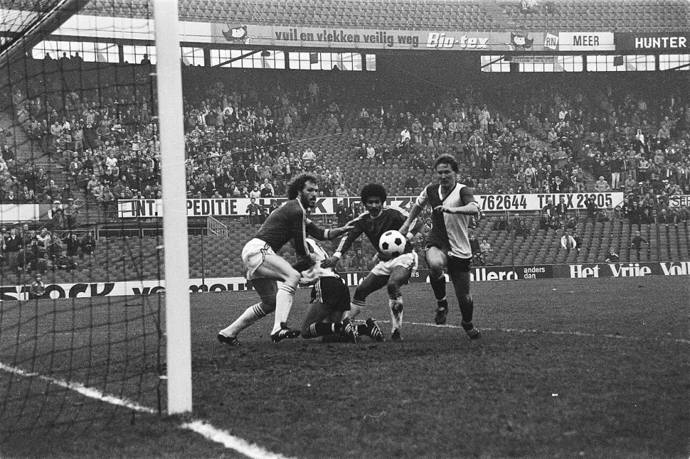 Feijenoord tegen FC Twente (KNVB beker); Budeling (links) scoort 3e doelpunt. Foto: Hans van Dijk / Anefo, Nationaal Archief (CC0).