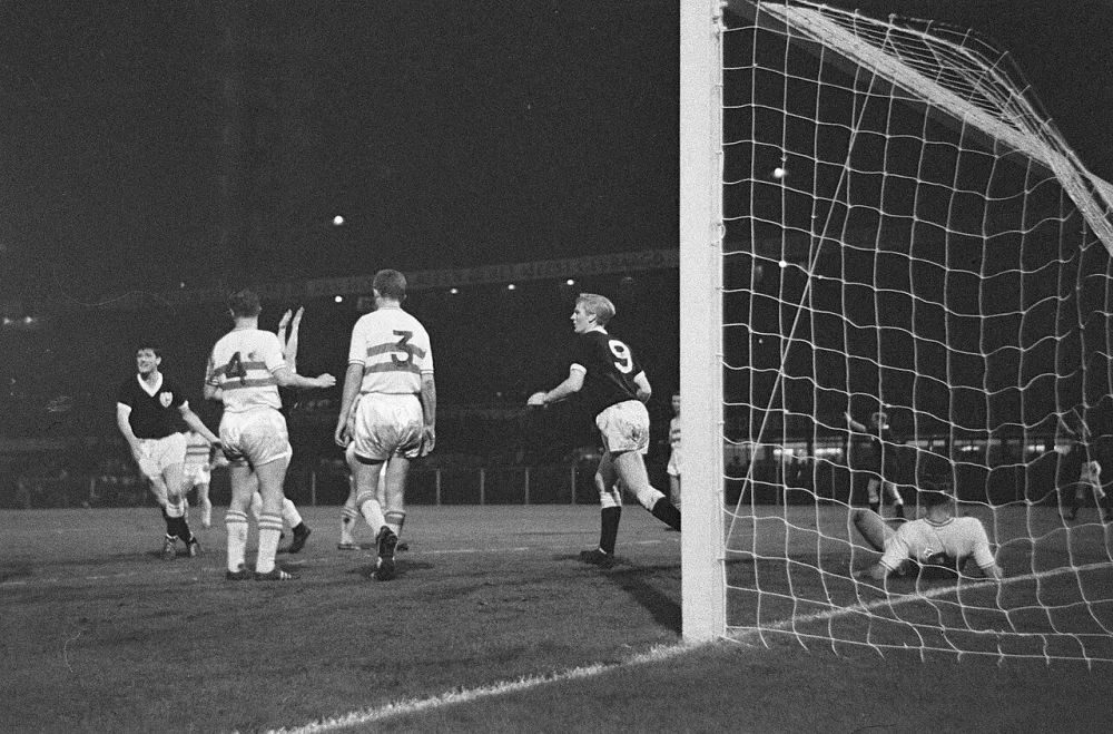 Feyenoord tegen Hotspur 1-3. Eerste Engels doelpunt. Foto: Harry Pot / Anefo, Nationaal Archief (CC0).