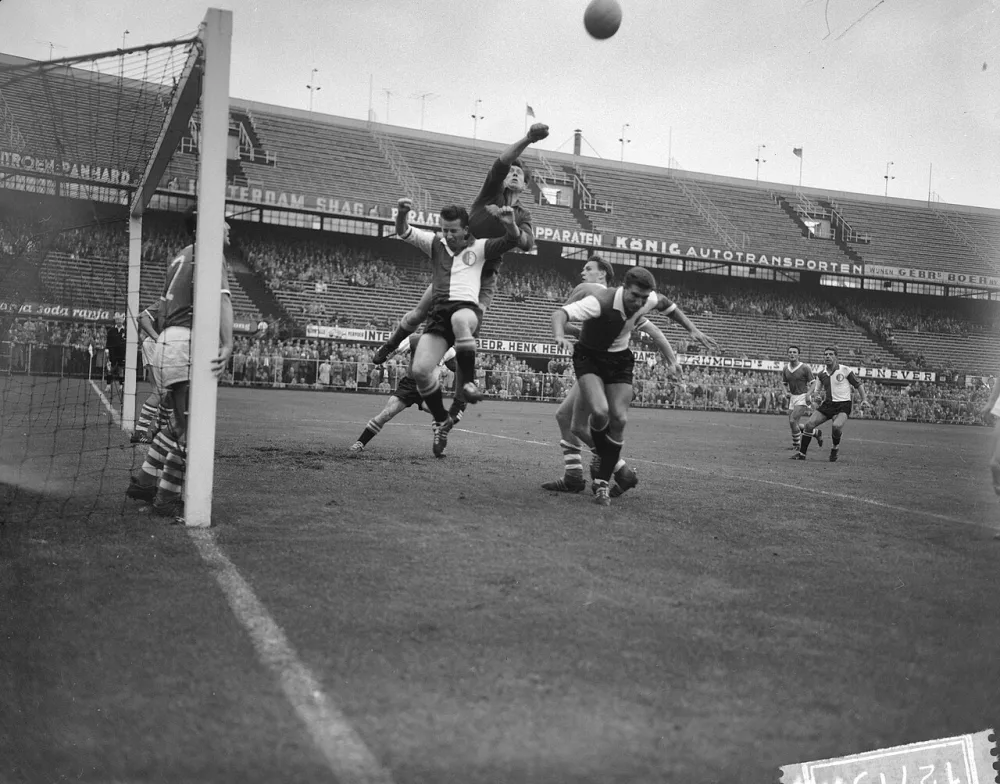 Wedstrijd Feyenoord tegen Schalke 04 3-1. Foto: Henk Lindeboom / Anefo, Nationaal Archief (CC0).