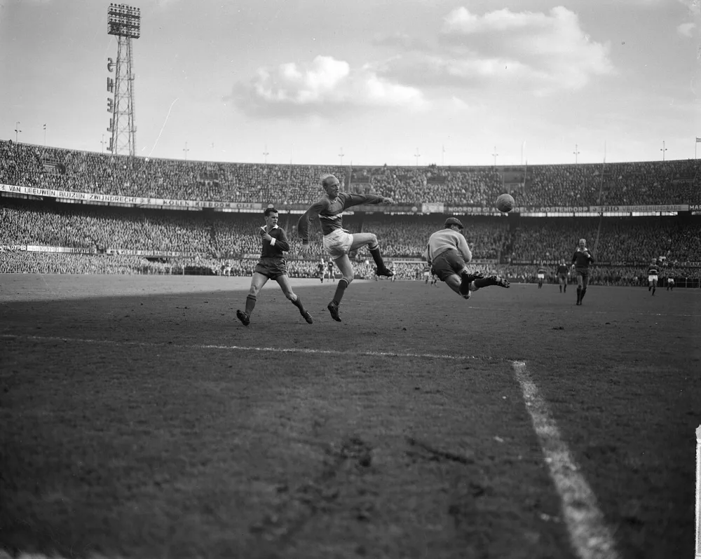 Feyenoord tegen PSV 4-2. Spelmoment. Foto: Joop van Bilsen / Anefo, Nationaal Archief (CC0).