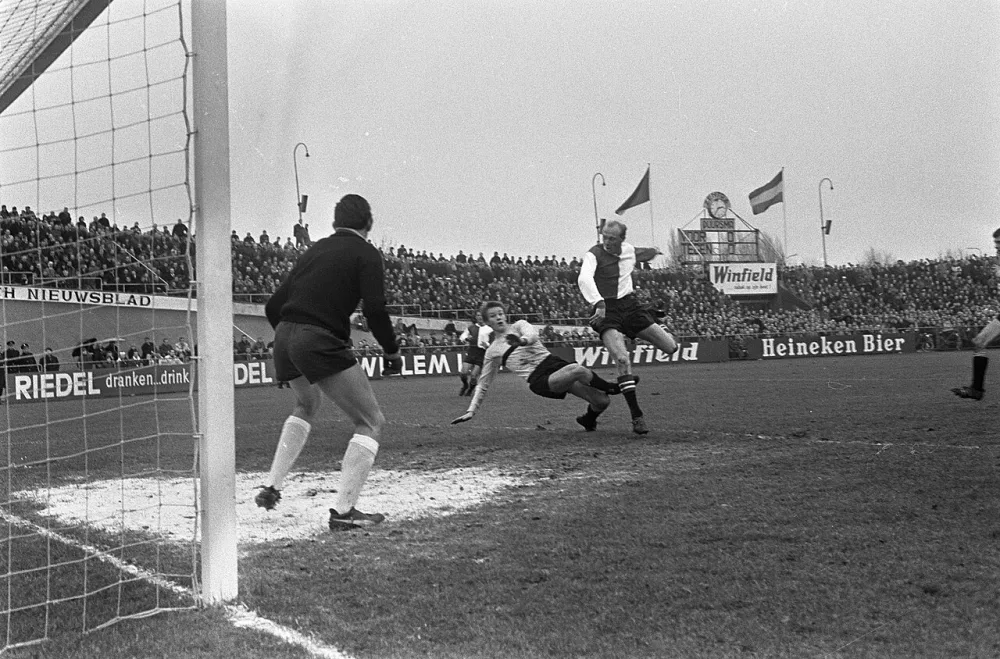Voetbalwedstrijd DOS - Feyenoord te Utrecht: 0-3; Piet Kruiver tijdens het scoren. Foto: fotograaf onbekend / Anefo, Nationaal Archief (CC0).