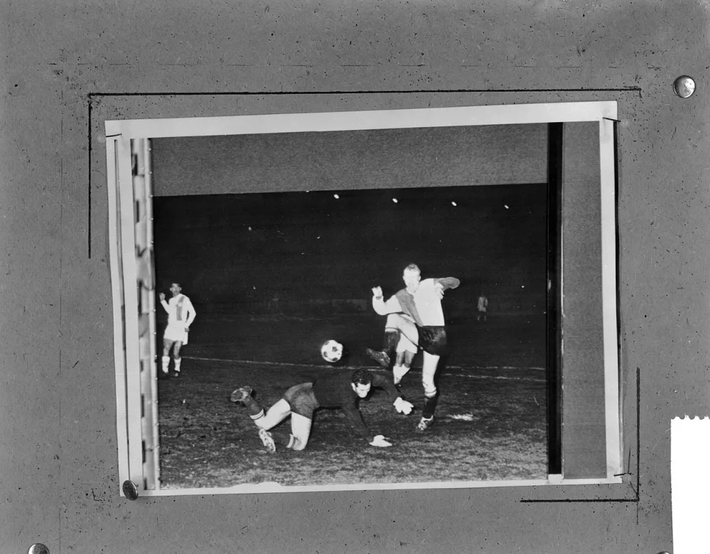 Vasas tegen Feyenoord 2-2, Kruiver maakt 1-1, en keeper Szentmihalyi. Foto: Herbert Behrens / Anefo, Nationaal Archief (CC0).