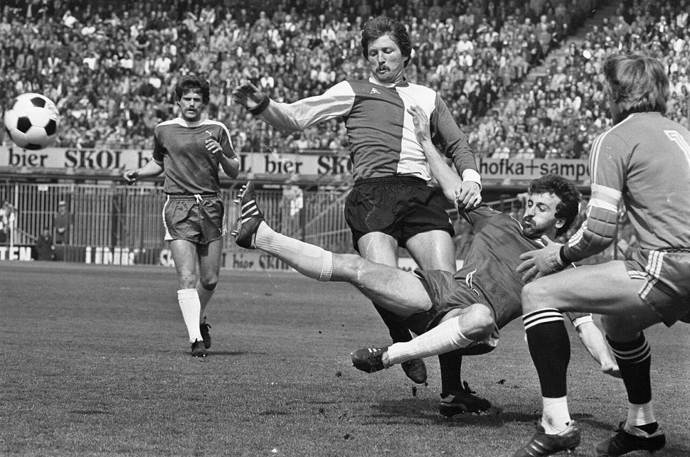 Feyenoord-aanvaller Willy Kreuz probeert de Sparta-verdediging te slechten. Foto: Hans Peters / Anefo, Nationaal Archief (CC0).
