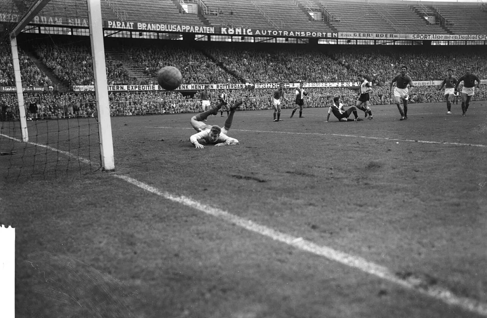 Feyenoord tegen Volendam 3-0. Visser, Gerard 'Pummie' Bergholtz, Schouten, Van der Gijp, Rinus Bennaars. Foto: Henk Lindeboom / Anefo, Nationaal Archief (CC0).