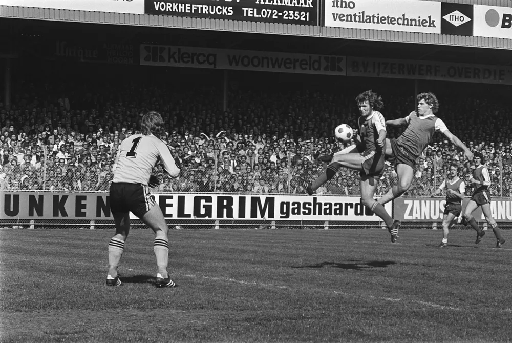 AZ 67 tegen Feijenoord 1-0; Jansen (rechts ) in duel met Vonk. Foto: Bert Verhoeff / Anefo, Nationaal Archief (CC0).