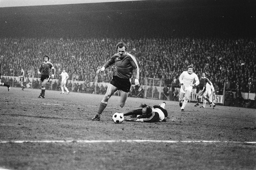 V.d. Kerkhof scoort het enige PSV doelpunt. Foto: Rob Bogaerts / Anefo, Nationaal Archief (CC0).